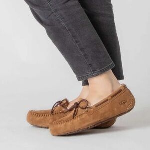 Ugg DAKOTA slippers size 5